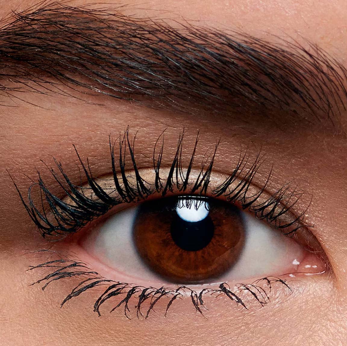 The Enchanting World of Mascara: Elevating Your Beauty Ritual